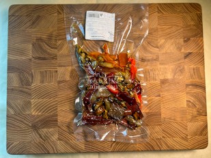 Дикий лосось с рубленным мясом кальмара (соломка): Морской коктейль (250 гр.)