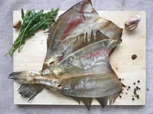 Кальмар кольца со вкусом Том Ям: Камбала ёрш (Мурманская) вяленая