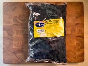 Сухарики с красной икрой: Арахис в глазури со вкусом черная икра