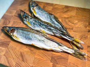 Ведро Ржаные гренки со вкусом Салями (1 кг): Корюшка без икры вяленая ГОСТ (крупная)